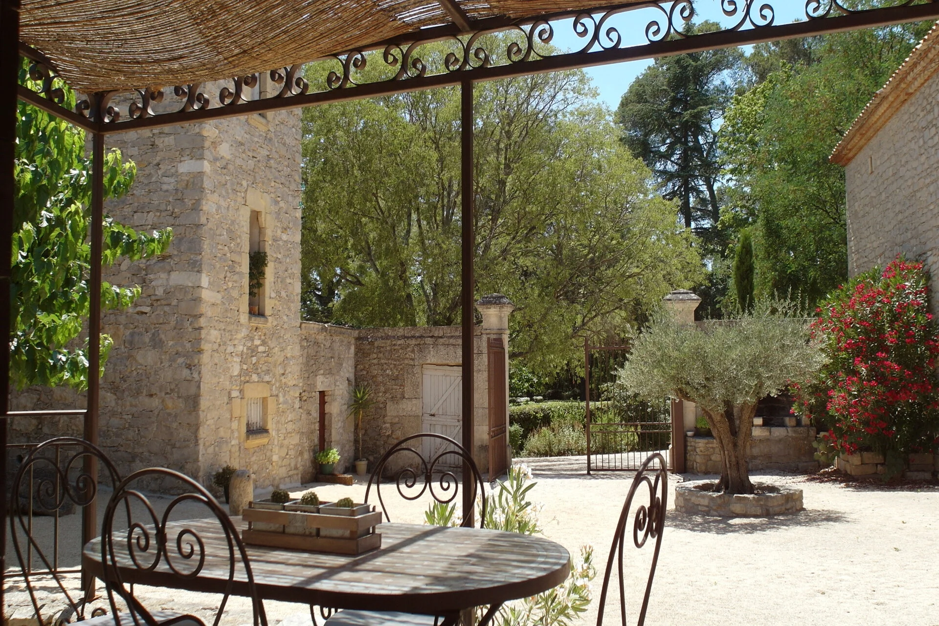 Belle vue sur les jardins depuis la terrasse de ce gîte de charme pour deux personnes proche de Nîmes et Montpellier