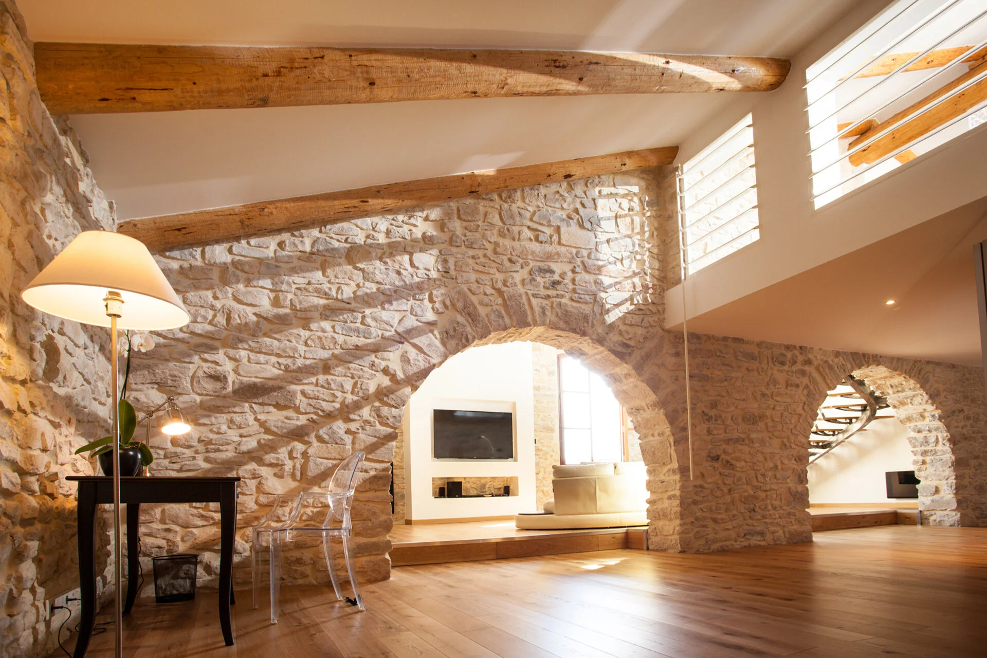 Les murs en pierres apparentes de ce grand loft design entre Montpellier et Nîmes.