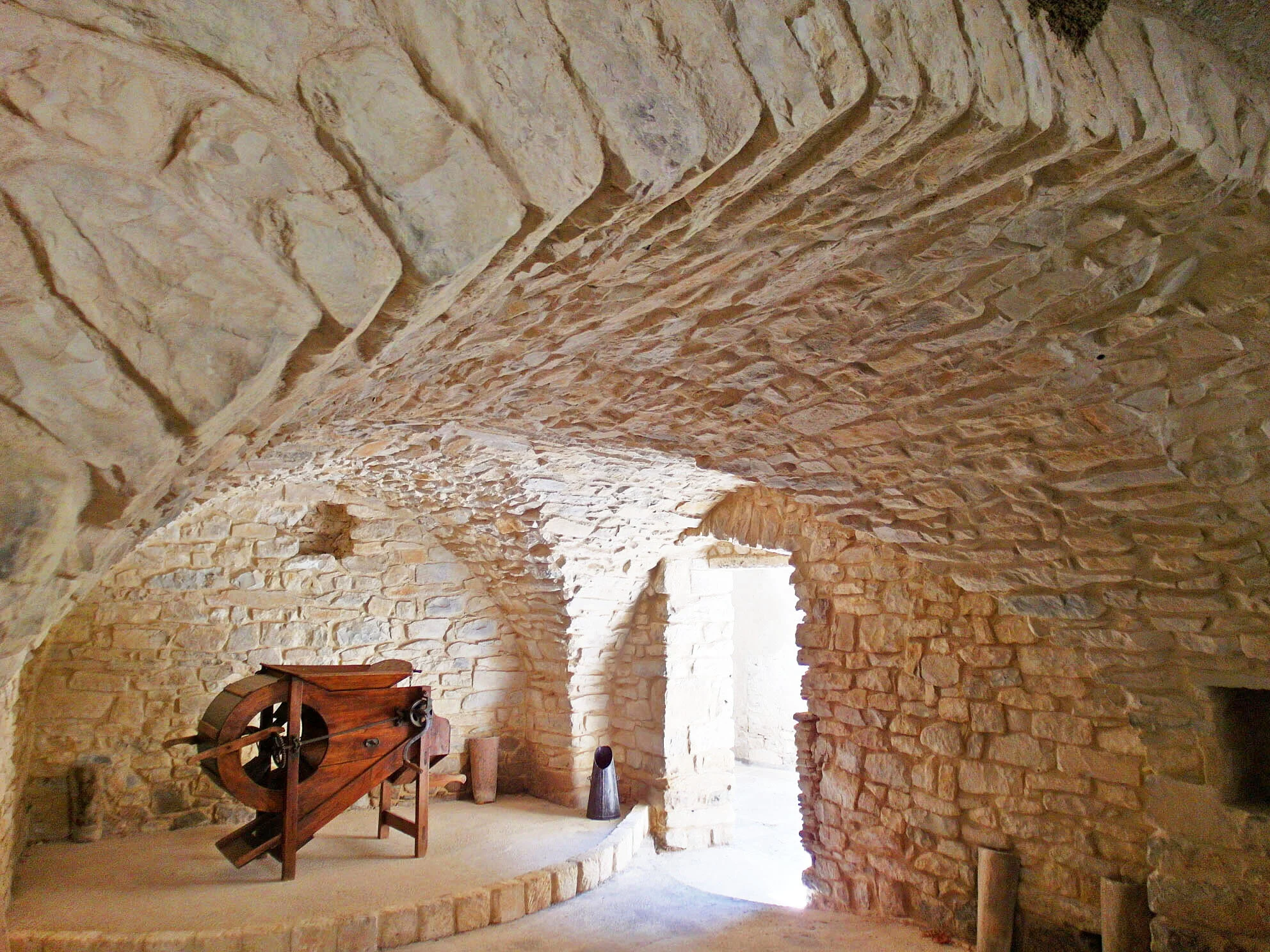 Architecture authentique avec voûtes en pierre, un héritage médiéval sublimé par une restauration haut de gamme au Domaine de Monteils.