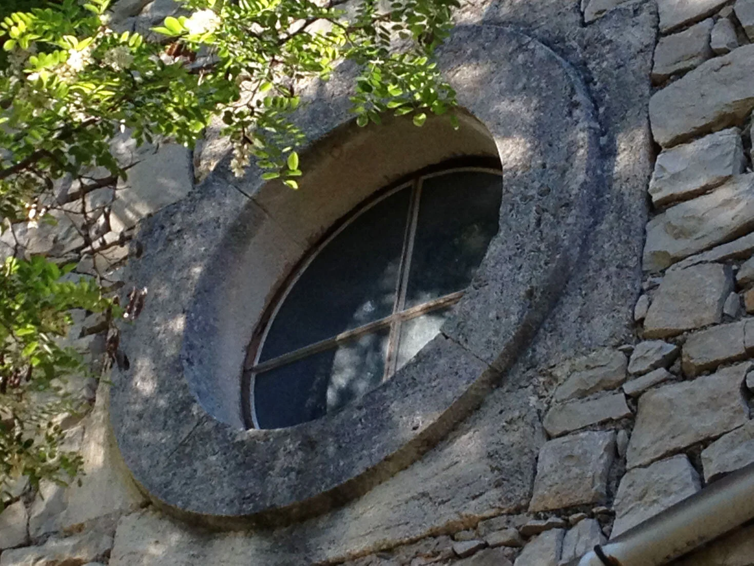 Découvrez l’histoire d’un prieuré du IXe siècle au cœur du Gard, restauré en maison de charme alliant patrimoine et luxe contemporain.