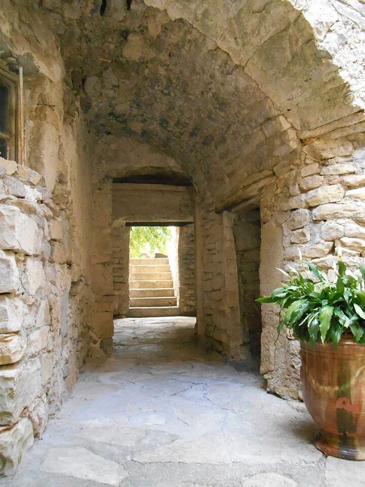 Ancien patrimoine religieux du Languedoc - Un prieuré du Moyen Âge devenu maison de vacances haut standing