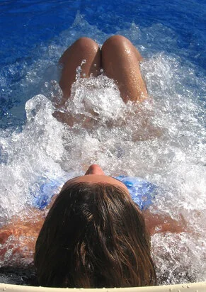 Spa extérieur privatif (bain à remous type jacuzzi) dans une maison de vacances romantique du Gard