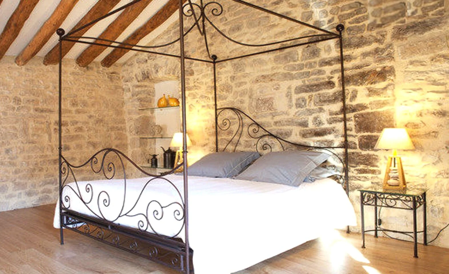 Chambre d'hôtes romantique avec un lit à baldaquin près d'Uzès et Sommières dans le Gard