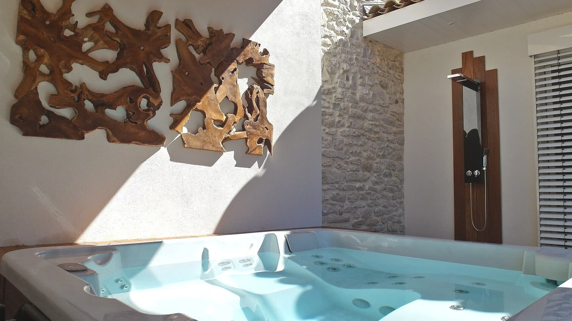 Villa avec spa privatif type jacuzzi et piscine privée chauffée pour des vacances de luxe dans le Gard et l'Hérault