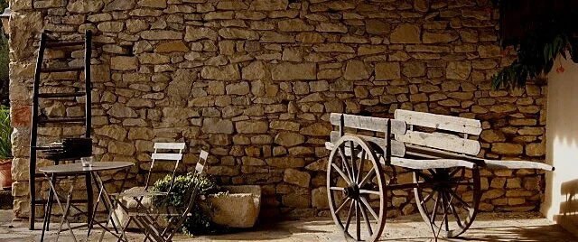 Ancien mas viticole en pierre, témoin du patrimoine rural du Gard, transformé en villa de prestige pour un séjour d’exception.