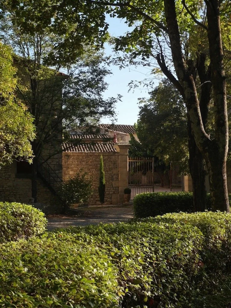 Découvrez un domaine authentique au charme architectural remarquable près d’Uzès, Nîmes et Sommières. Hébergements élégants pour couples, vacances haut de gamme, ambiance paisible et cadre gay friendly dans le sud de la France.
