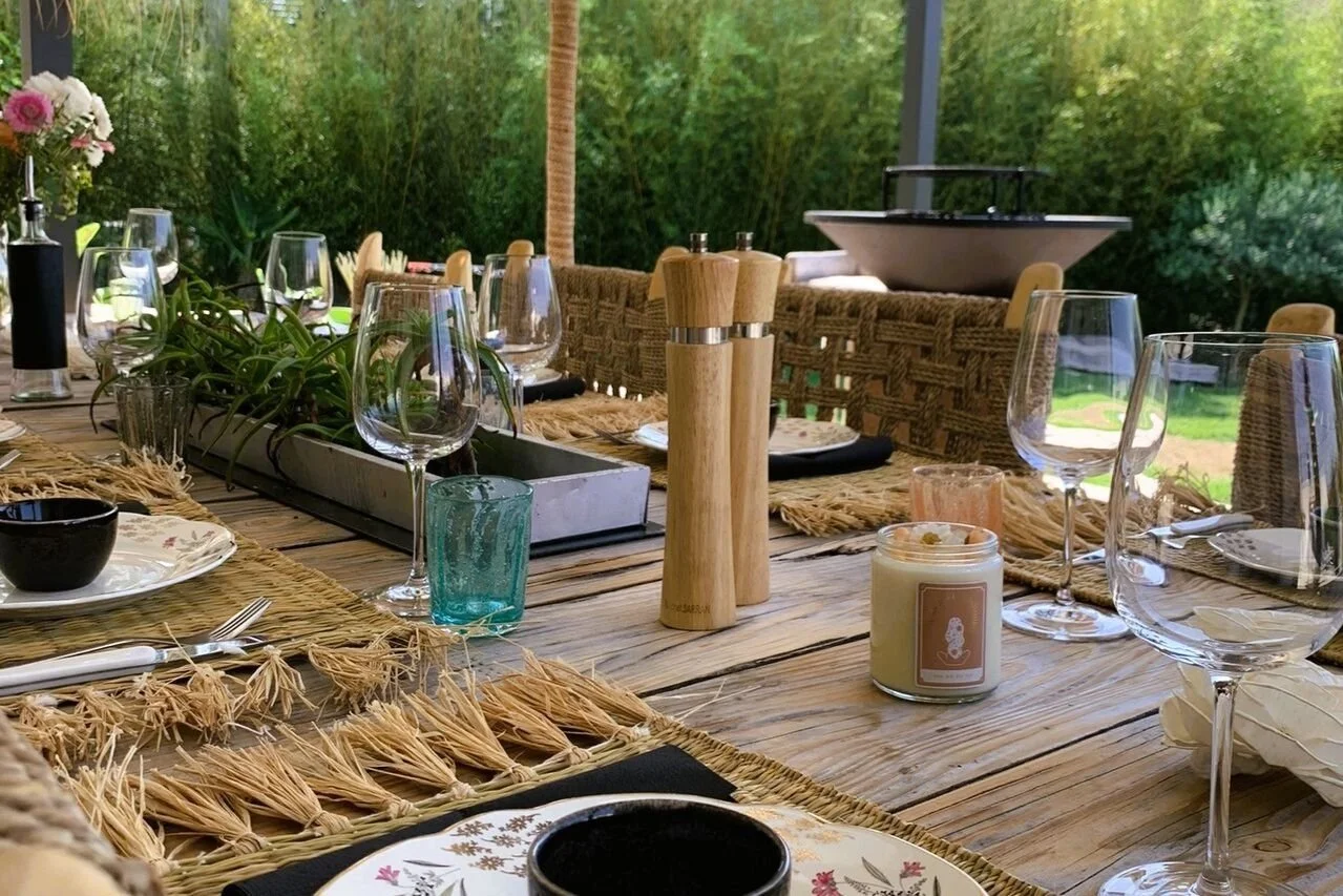 Une belle table pour un repas de fête au Domaine de Monteils, lieu idéal pour une lune de miel ou un anniversaire de mariage dans le sud de la France