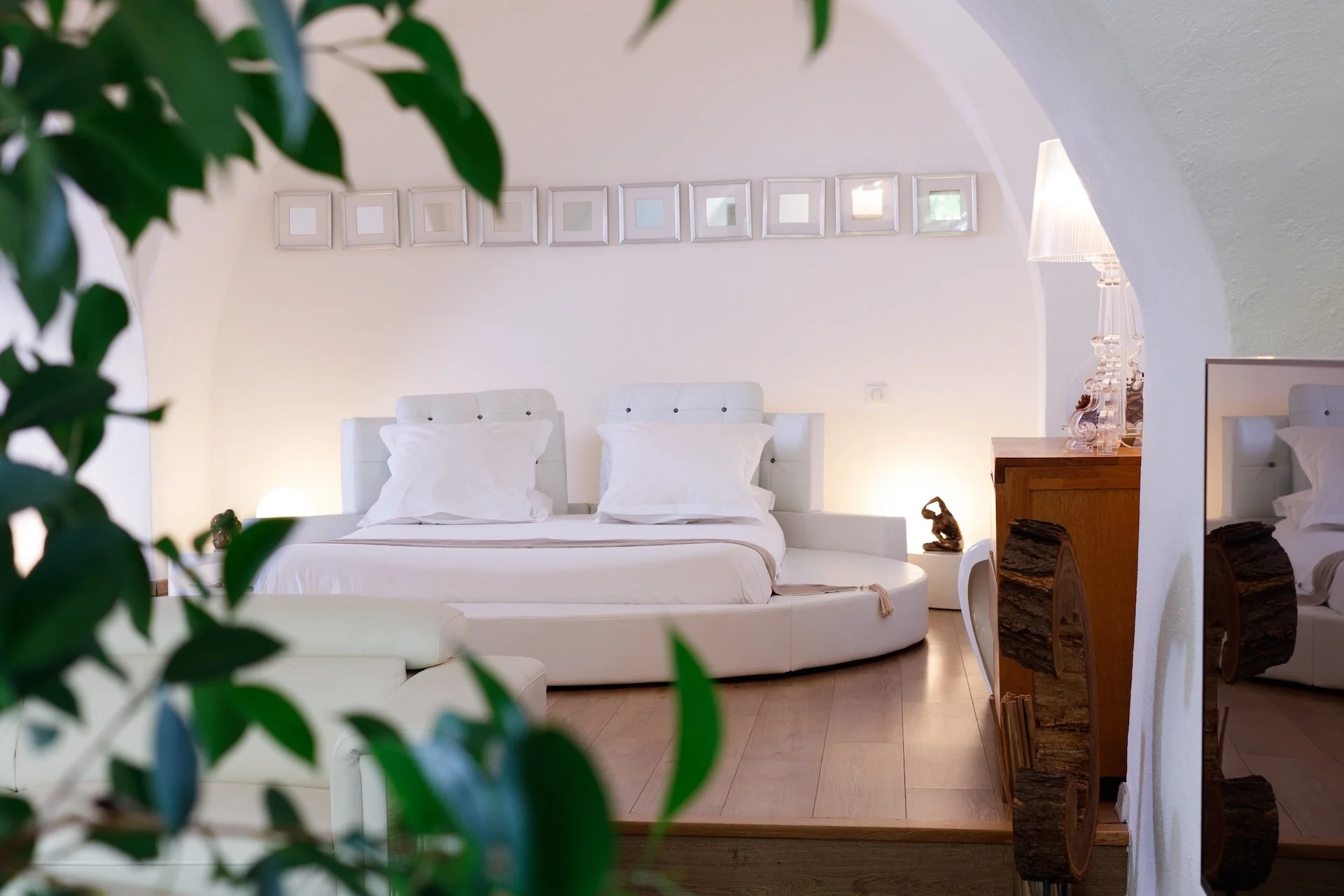 Réservez cette chambre d'hôtes insolite avec un lit rond au Domaine de Monteils dans le Gard entre Nîmes et Montpellier