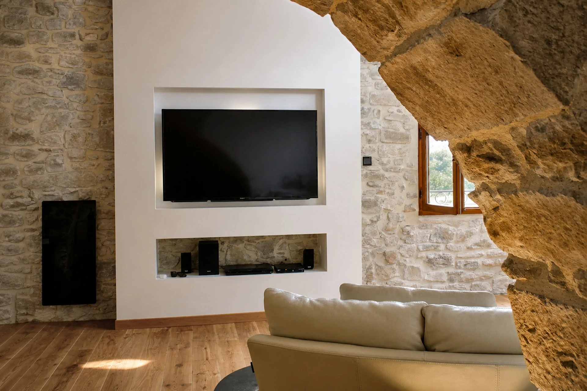 Découvrez un loft design adult only au Domaine de Monteils, entre Nîmes et Montpellier : grand salon contemporain, TV grand écran, home cinéma premium, spa privatif et séjour romantique pour deux en Occitanie.