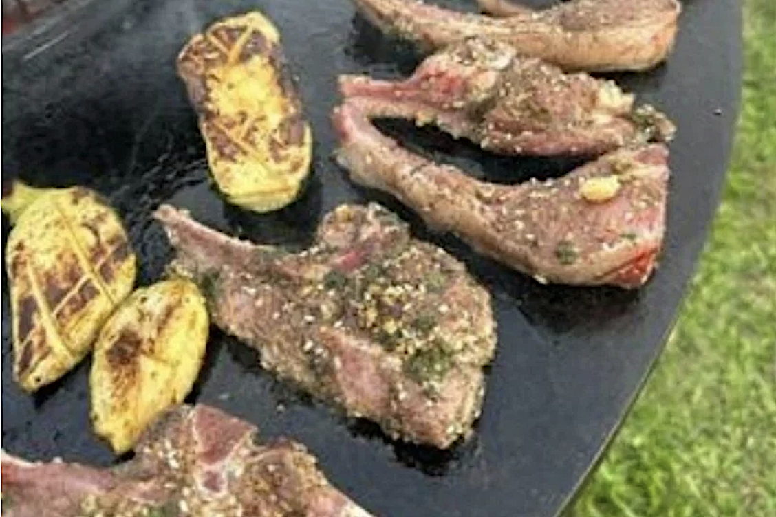 Jolie assiette servie dans une maison de vacances pour couple avec piscine près d'Anduze dans les Cévennes