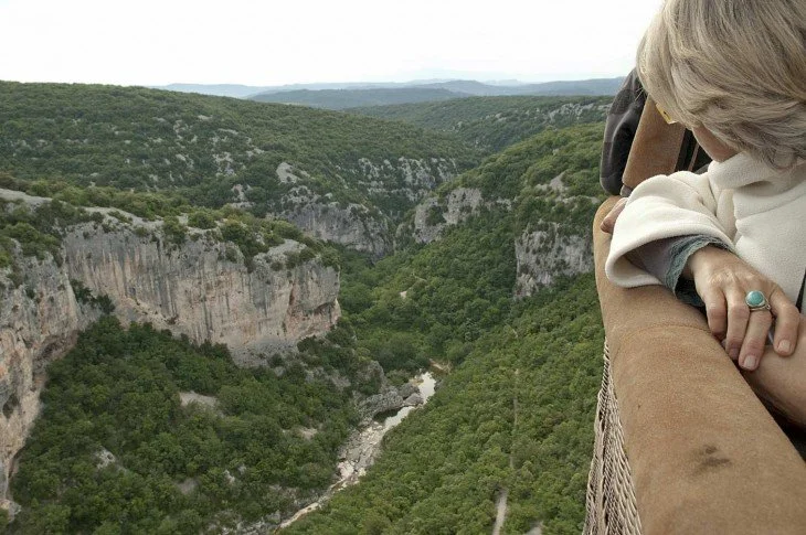 Survolez en Montgolfière le duché d'Uzès et le Pont du gard ou la vallée de la Céze. Ces vols panoramiques sont proposés aux hôtes du Domaine de Monteils dans le Gard
