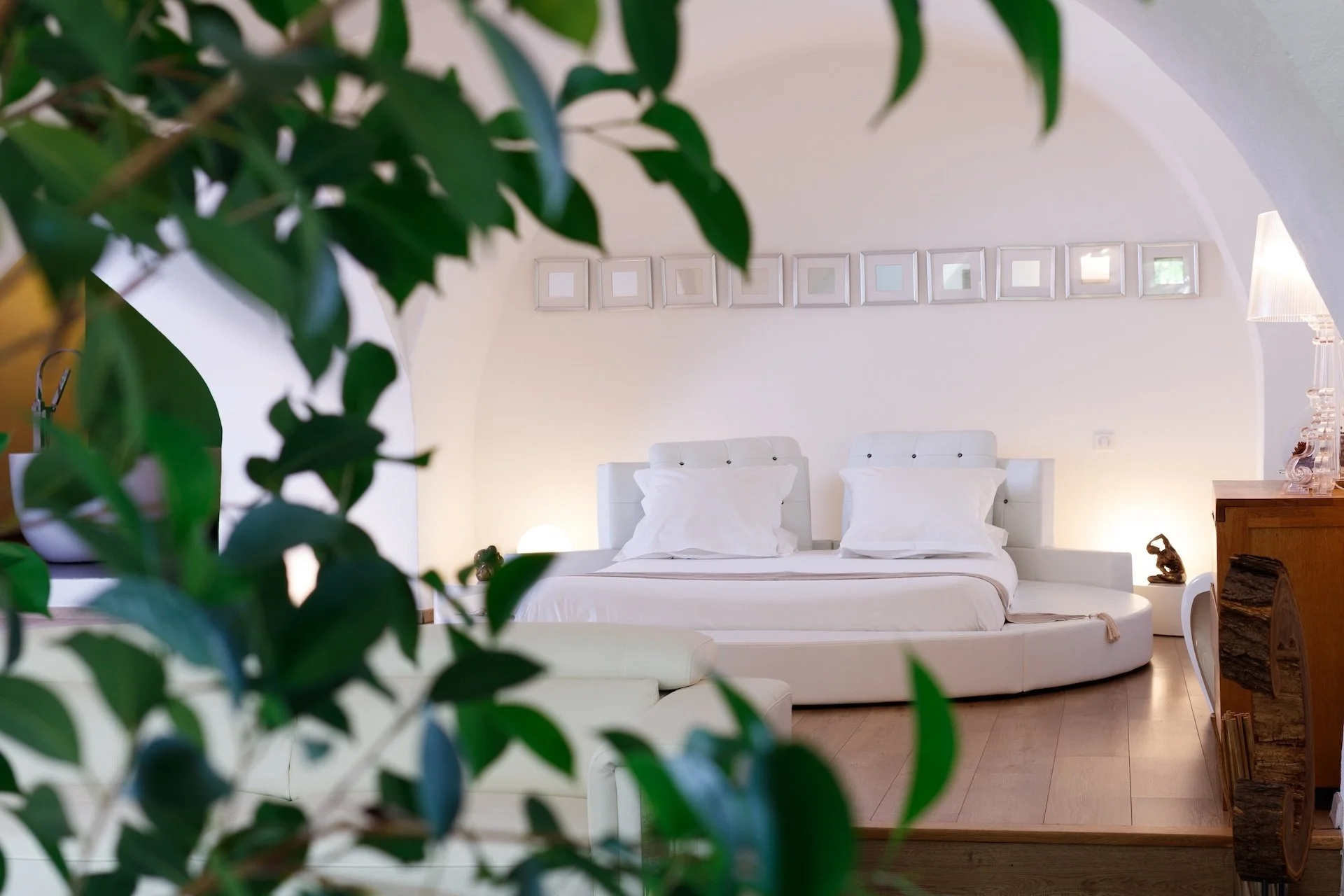 Réservez notre chambre d'hôte insolite avec son lit king size et son design contemporain entre Sommières et Uzès dans le Gard