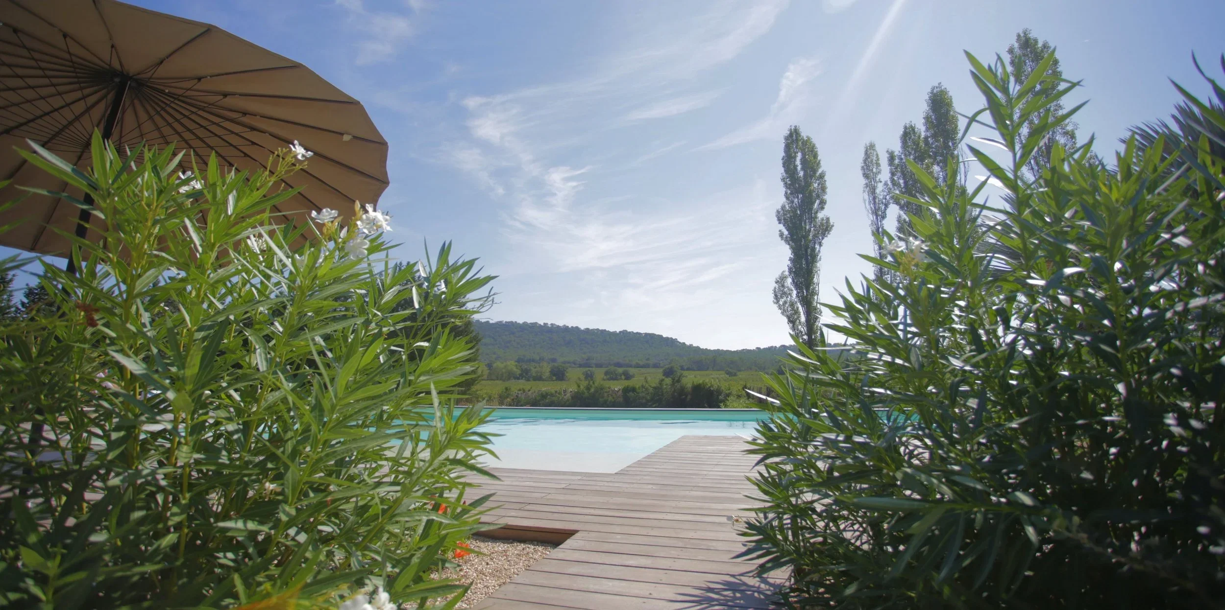 Profitez d’une escapade romantique dans un gîte de prestige pour deux personnes, avec piscine et spa privatif, proche d’Uzès, du Pont du Gard et à deux pas de Sommières.