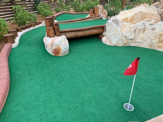 Mini-golf date