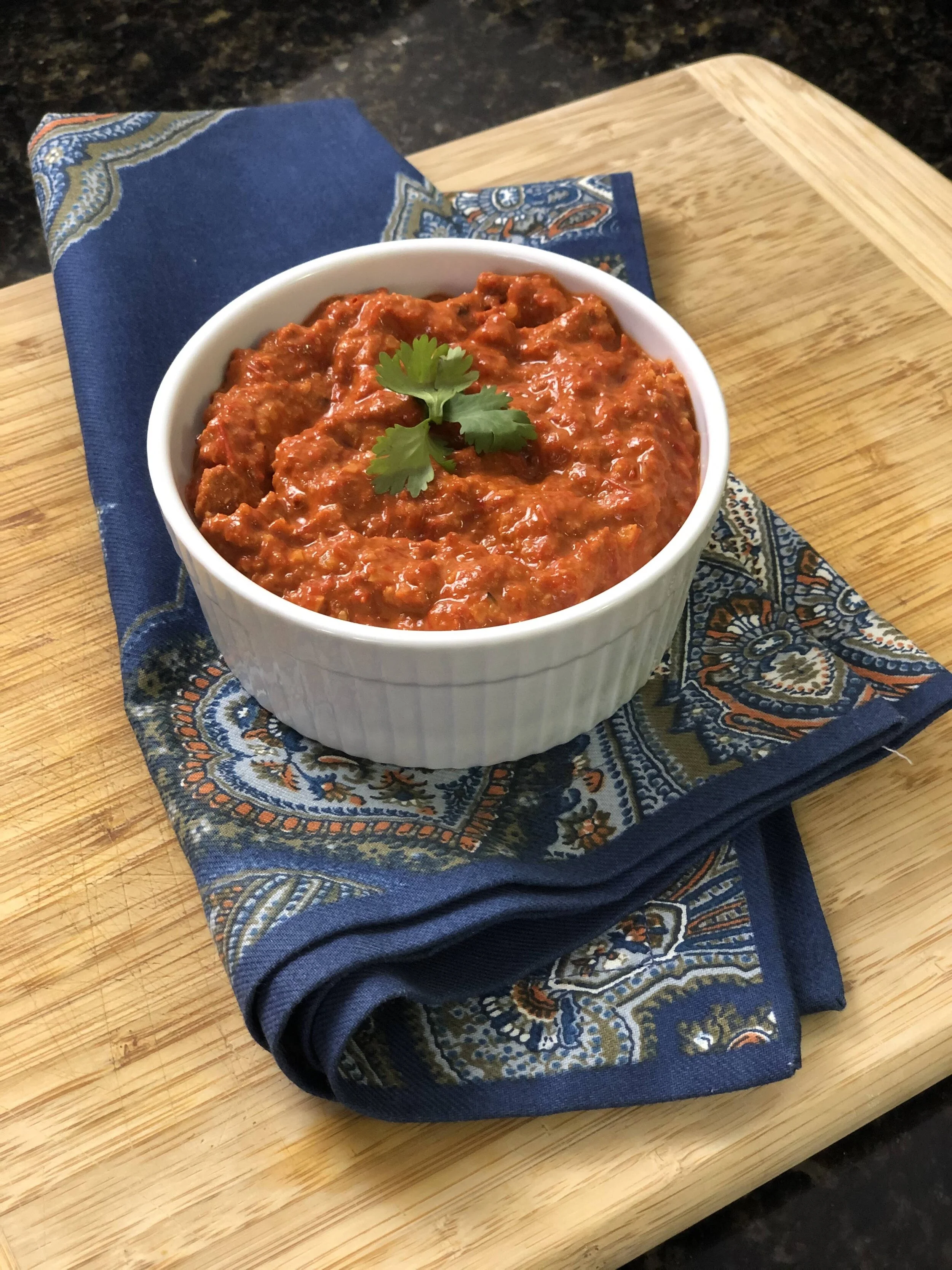 Dip de pimientos rojos rostizados (Muhammara Dip)