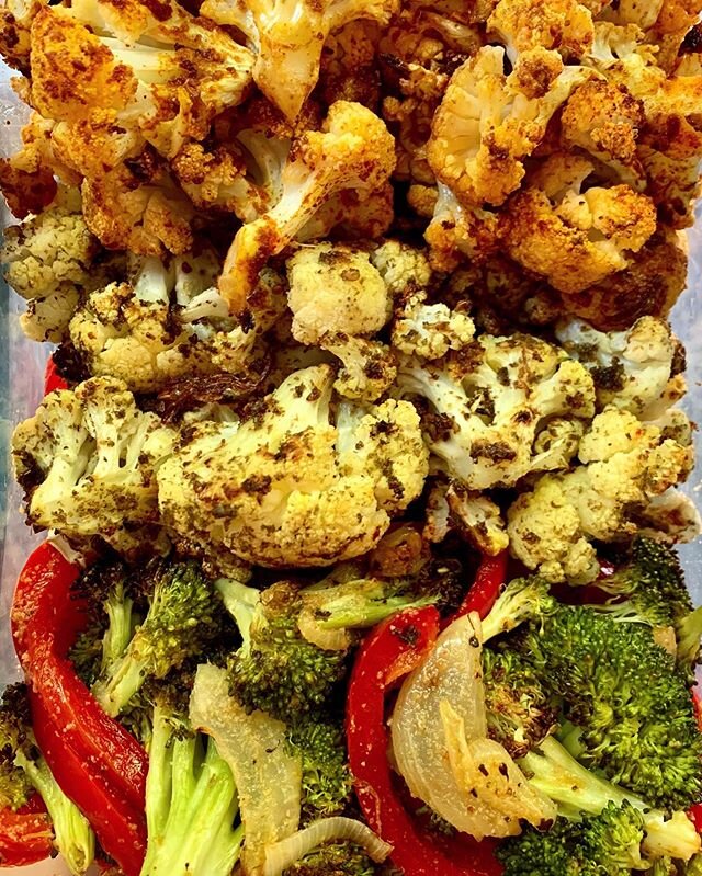 Meatless Monday Anyone? ⠀
Veggies Three Ways 🥦🌶⠀
⠀
&bull; Cauliflower with Tandoori (this is 🔥) ⠀
&bull; Cauliflower with Za&rsquo;atar ⠀
&bull; Broccoli, onion &amp; red peppers with Salt Free Garlic Herb⠀
⠀
Super easy to prep for a healthy &amp;