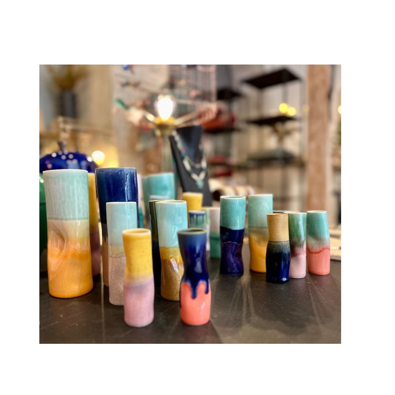 B E A U T E S ✨
Mix &amp; match avec nos nouveaux vases merveilleusement color&eacute;s et distordus 😍 #conceptstore #geneve