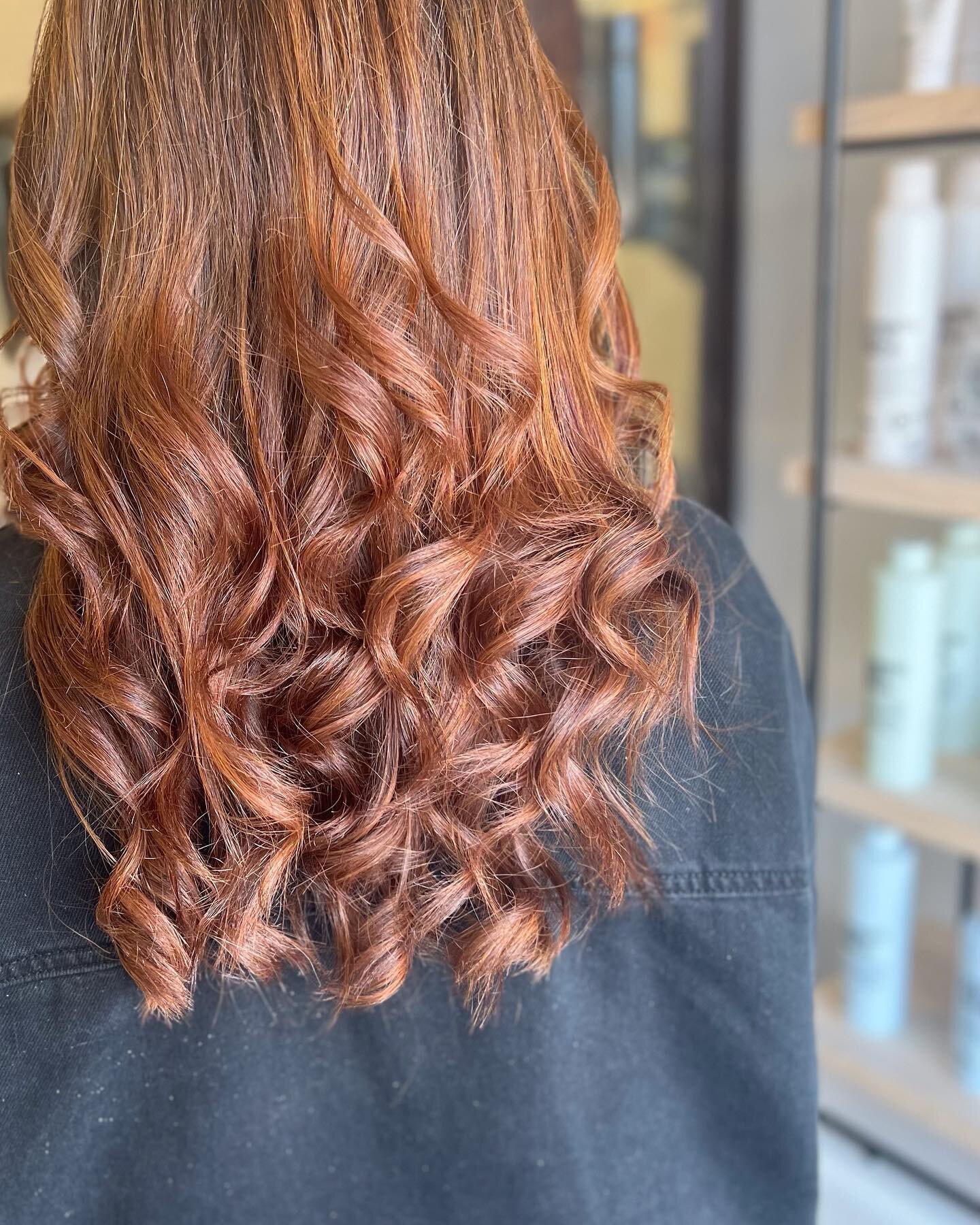 TREAT YOURSELF THIS SPRING TO A STYLING SESSION! 

You deserve to walk around with an aura of confidence and class, bring good vibes into every room you walk into and get your hair styled by one of our professional hairstylists just like in this phot