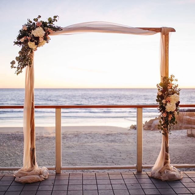 When that golden hour hits ☀️ Dreaming of the day we can get back to Weddings at our gorgeous Venues! 📸: @cecilybreeding