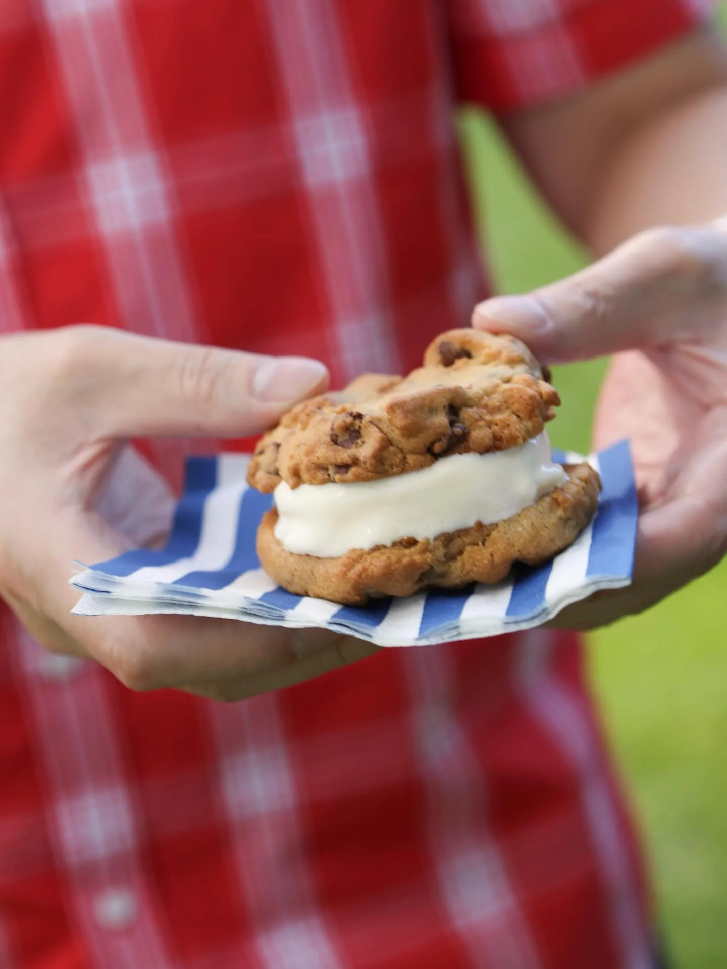 Wrapping up our Summer Picnic at @westfieldcenturycity the sweetest way we know how 🍦 Our dessert bar served ice cream 3 ways: in a cone, as a sundae, or sandwiched between fresh baked chocolate chip and double chocolate cookies.
Because no picnic i