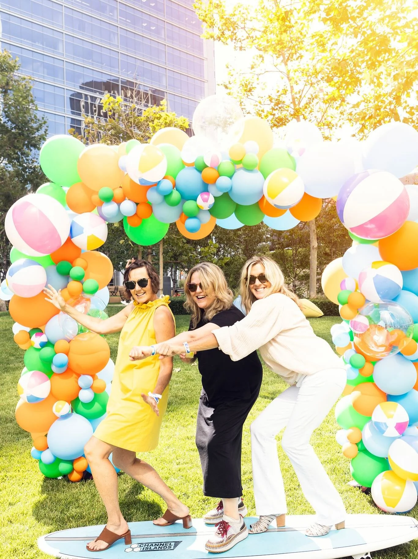 Nothing says summer like good food, killer beats, great drinks, and even better company! 🌞🎶
From Build your own Burger bars, to our summer salad station (and of course, handcrafted cocktails), we loved catering and producing the @westfieldcenturyci