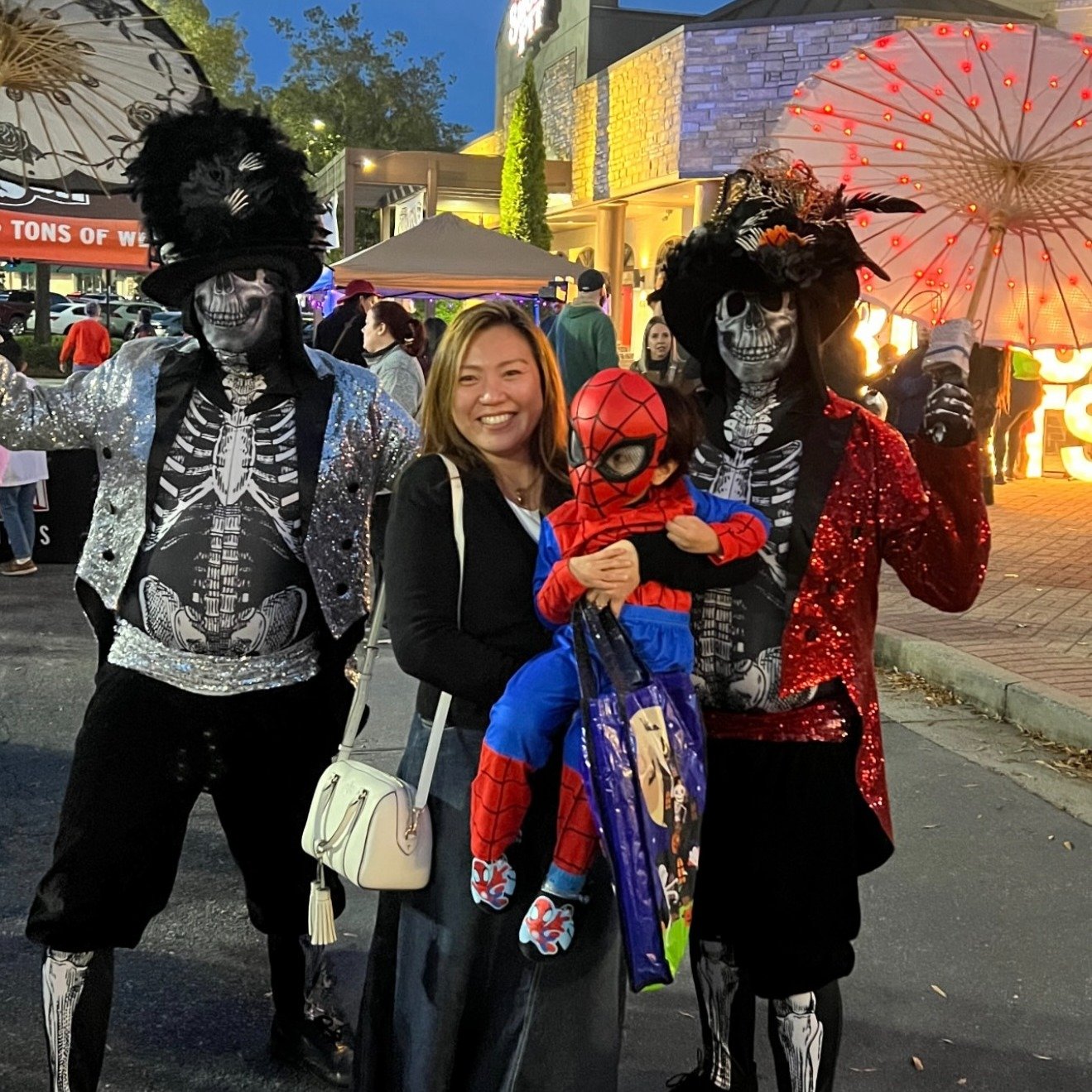 We had a Fa-boo-lous time last weekend at the Arboretum Shopping Center for the Tricks N Treats event. A perfect day to share some pics! Happy Halloween