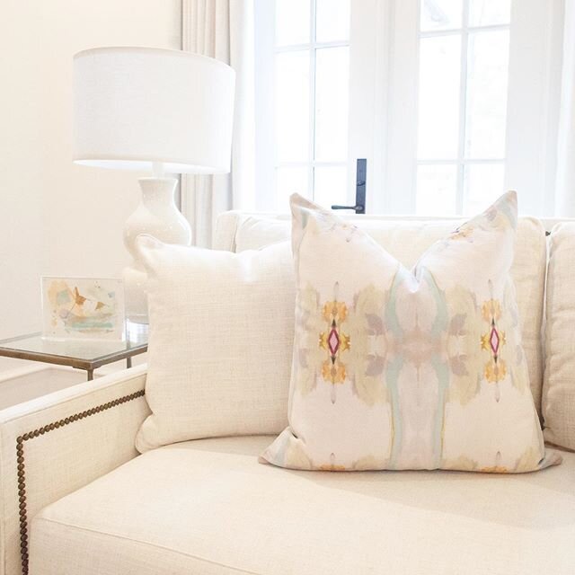 how perfectly does the art match the pillow?! love love love the little details🤍✨ have a great weekend everyone! 
photo by: Becca Beers Frederick @becbeephoto