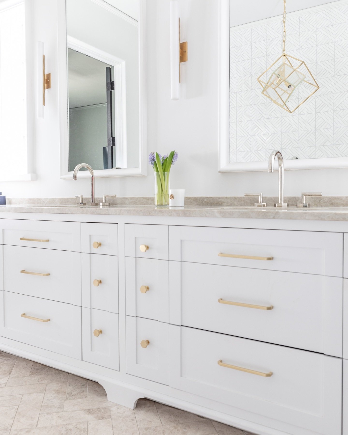 So many gorgeous details to swoon over in this primary bathroom! The clean lines, stunning countertops, and tile texture makes for such an elegant space. 🛁

#shoppeayer #ashleyayerinteriors