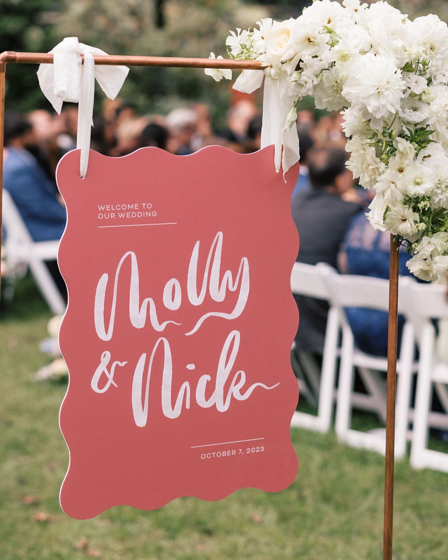 Welcome to my welcome sign post, where I show you signs that do the job of telling your guests hey, you&rsquo;re in the right spot, you&rsquo;ve made it, now let&rsquo;s get this party started! 

1:
📸 @petalandglass 
📋 @theweddingplanandcompany @ka