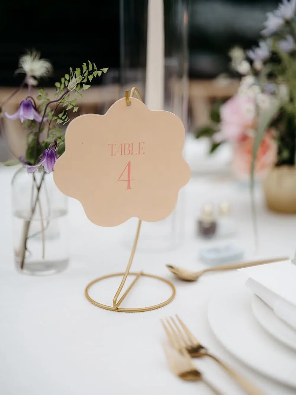 Little things I love about this table number:
1️⃣ The colors: Love tone on tone, and especially love orangey pink hues
2️⃣ The shape: No corners here, pleasant for something a little different 
3️⃣ The display: Hanging the table number added a little