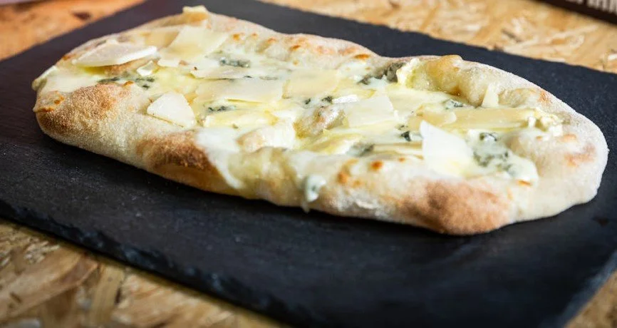 4 CHEESES Pinsa