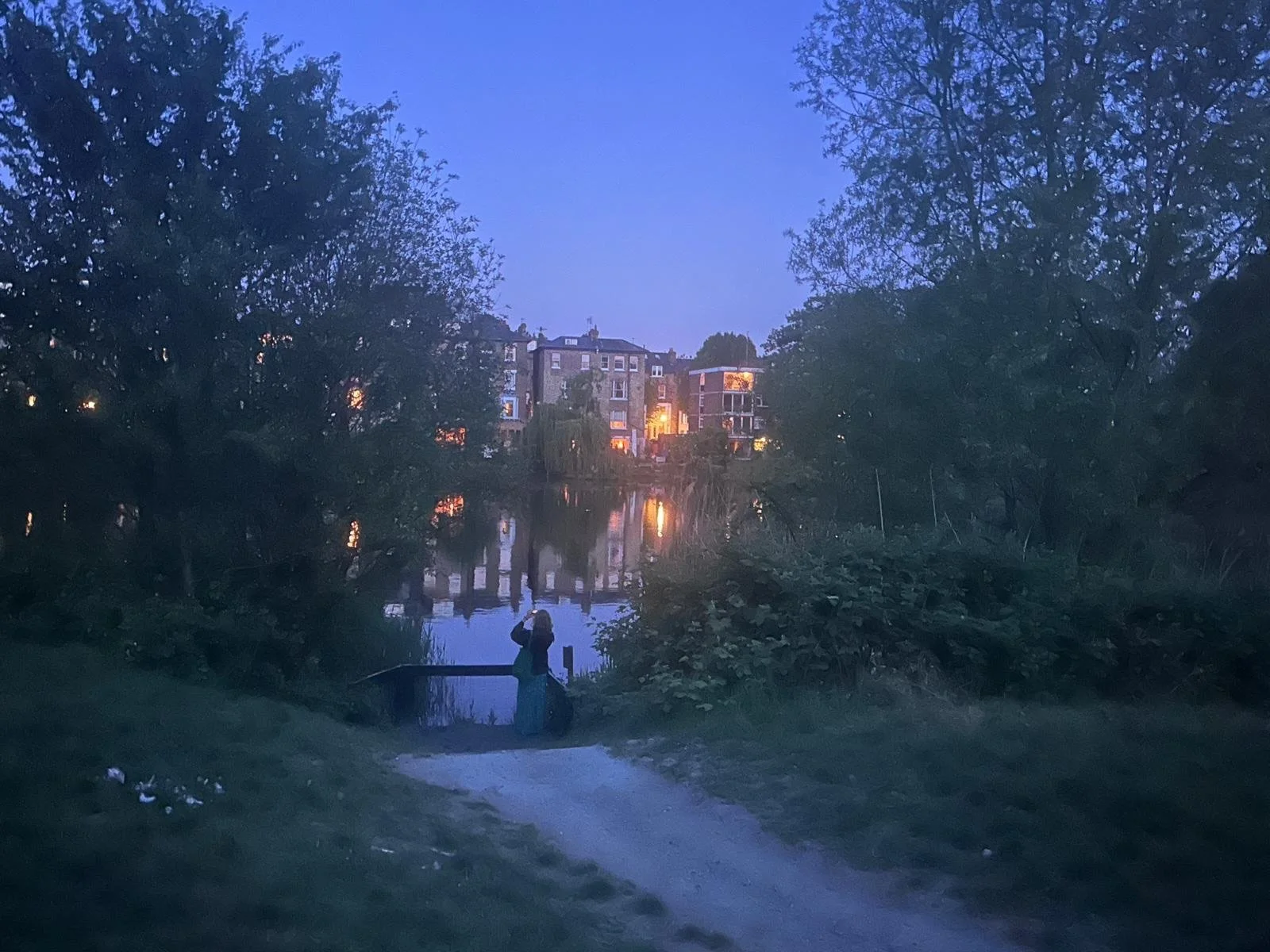 📸 of me admiring the view after a busy Friday night at the fair, taken by @nickychubbartist 

Maybe this will become a painting.

I love Hampstead &amp; look forward to the AAF every year. 
Thanks to all who came by, I&rsquo;m feeling creatively ful
