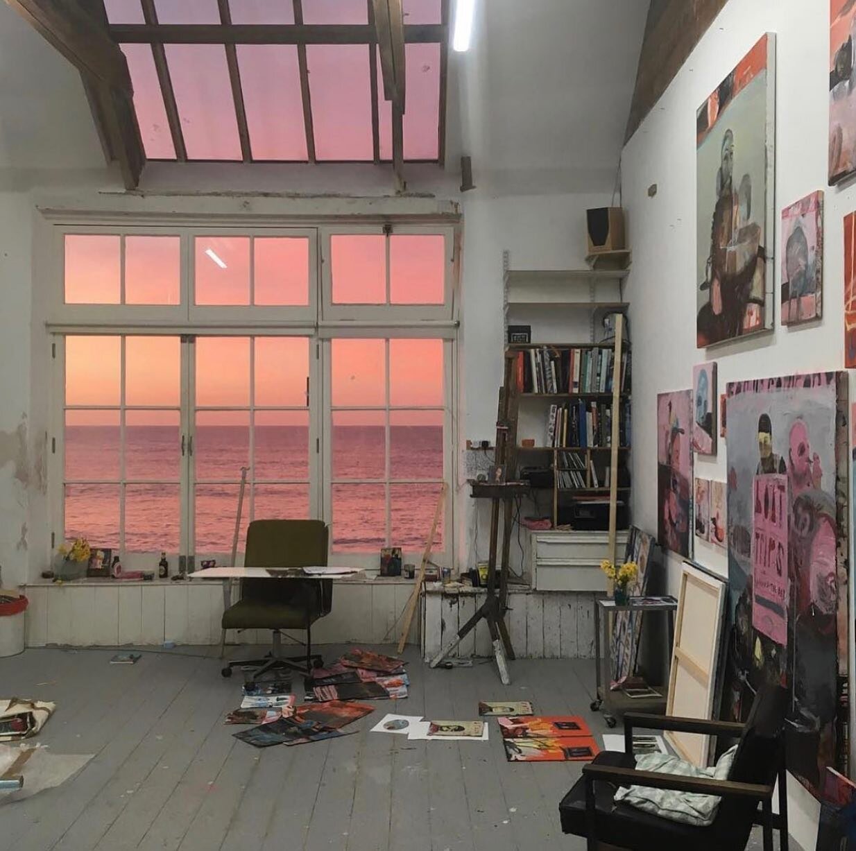 Atelier.

Workspace dream. I normally work on projects outdoors. Excited for summertime Chi. 

#jolielaideprojects #inspiration #treasurehunting #design #style #decor #homedesign #home #details #local #localdecor #localdesign #interiordesign #interio