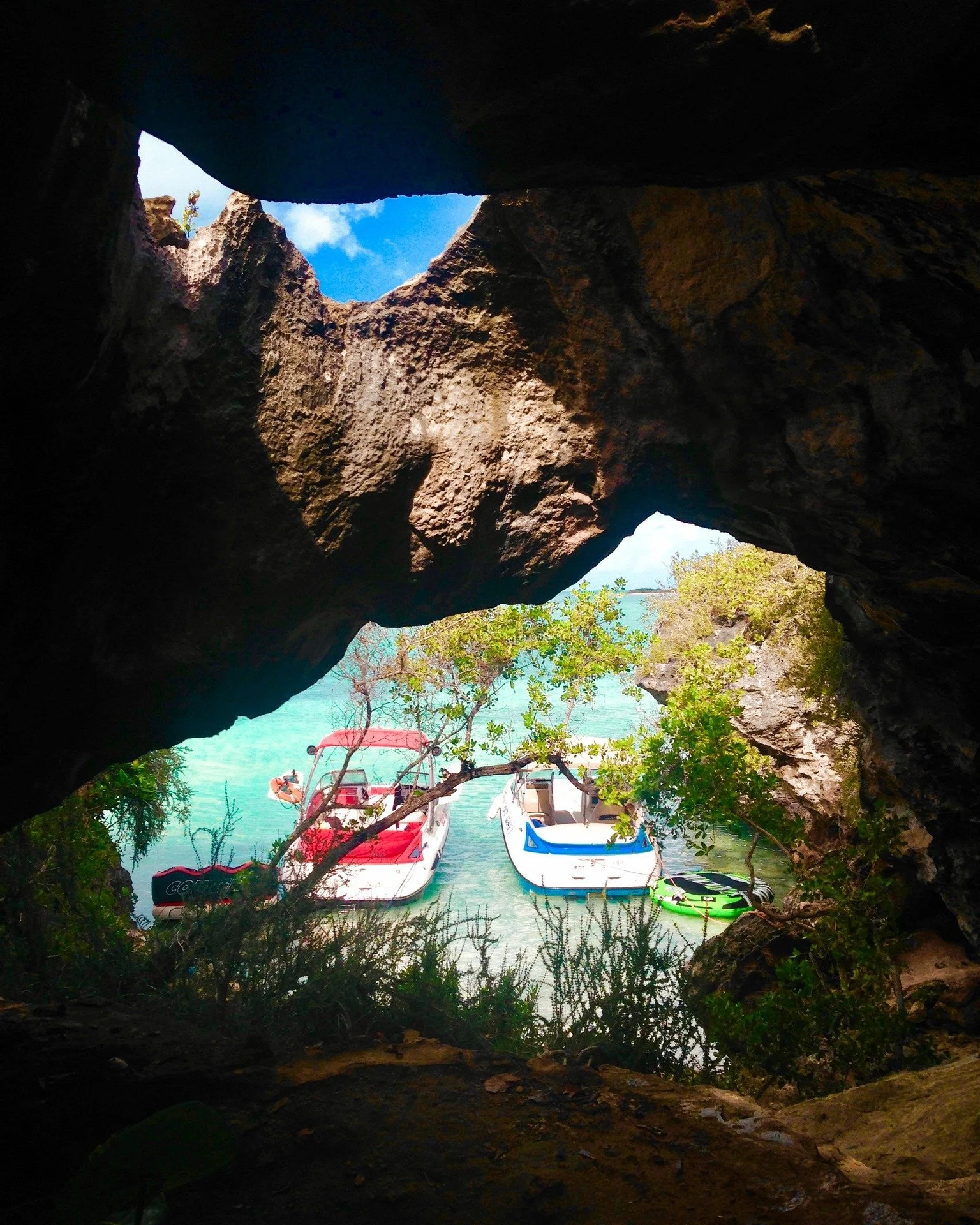 A different view of paradise 🌴
Explore caves, hidden coves and remote coastline on a custom Turks and Caicos boat charter built around adventure.

#TurksAndCaicos #IslandAdventure #SillyCreekWaterSports