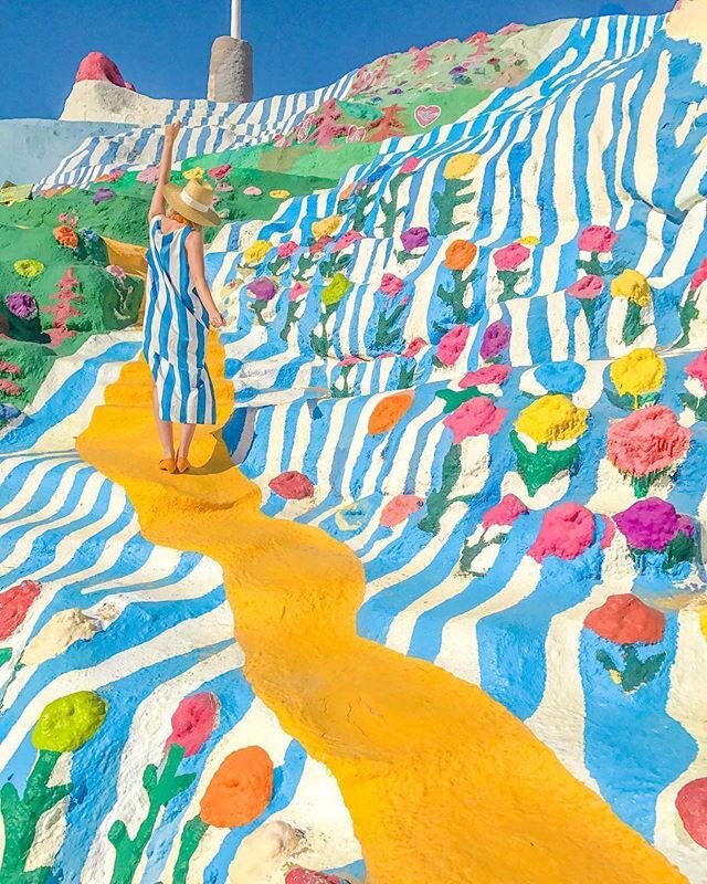 All the stripes 🙌🏻🤩💙 @splendid_rags is #dressedtomatch at Salvation Mountain! ✨