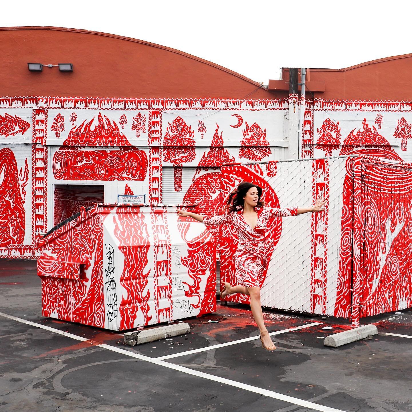 🔥💃🏻🔥 Happy New Year, everyone! I think we are all relieved to be leaving the dumpster fire that was 2020 behind! 😅👋🏻

I&rsquo;m #dressedtomatch @spencerkeetoncunningham&rsquo;s mural in Sacramento wearing a classic @dvf vintage wrap dress! 💃?