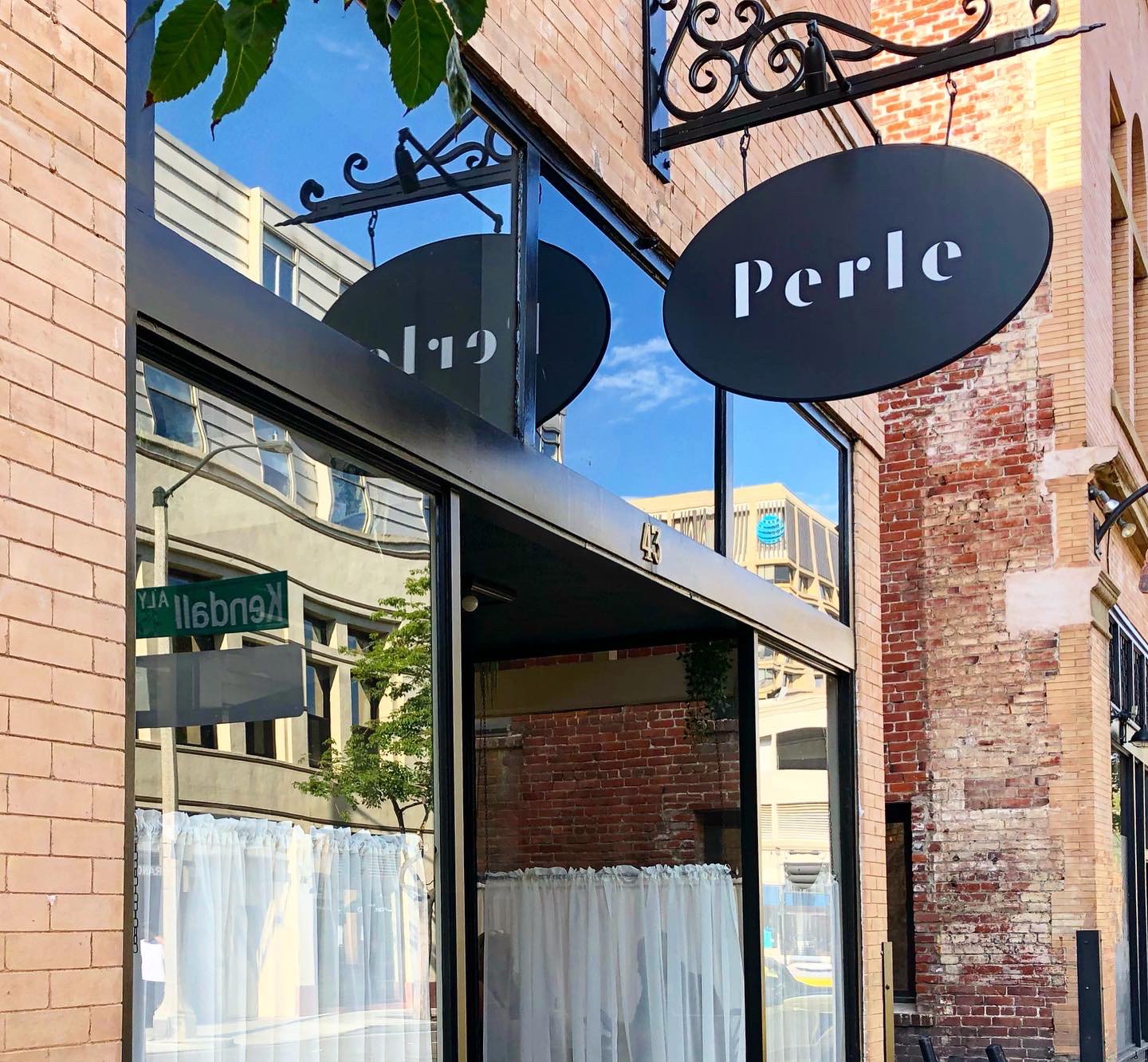 Image of exterior of Perle Restaurant