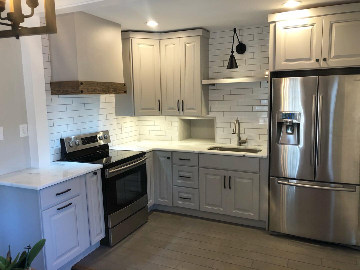 Another St Pete kitchen remodel in the books. Small, cozy, perfect... and this range hood is one of my all time favorites!! Thanks Jessie for trusting me with your space :) #kr2construction #newkitchen #kitchenremodel #graycabinets #stpetersburgflori