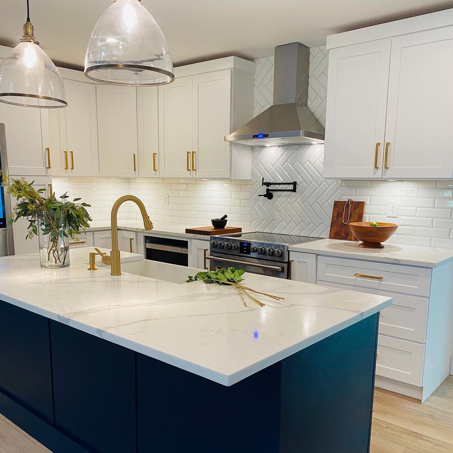 Thank you Chris &amp; Haley for trusting me with your new home! It&rsquo;s beautiful!
@king_creo #navyandwhitekitchen #goldfixtures #kr2construction 
#womancontractor #stpetersburg #stpetecontractors