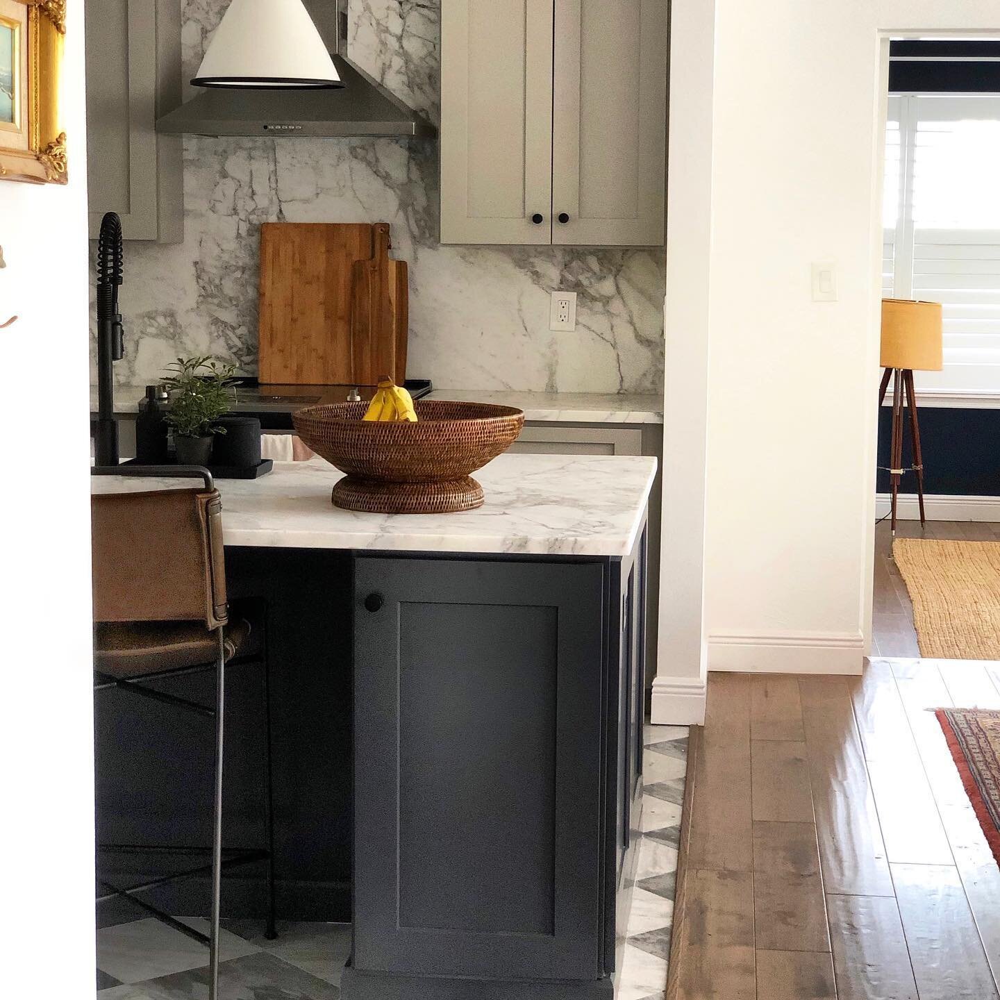 Completely in love with this one!  www.kr2construction.com St Pete Kitchen Remodelers............
#navycabinets #blackfaucet #marblefloors #stpeteremodel #womancontractors #stpetersburgfl #kr2construction #marblebacksplash #marblecountertops #checker