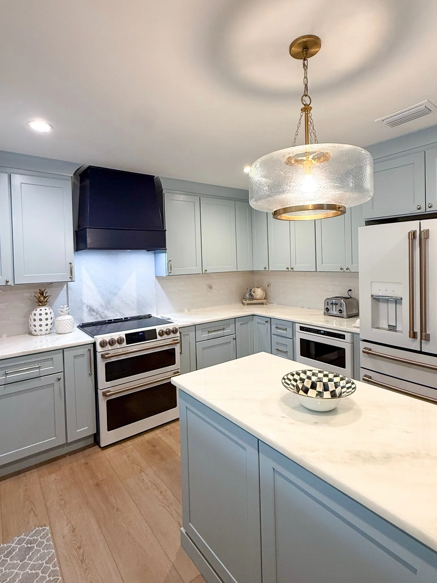 Another dream kitchen brought to life. 
From custom cabinetry to flawless finishes, every detail was crafted with care. Ready to transform your space? Let&rsquo;s build something beautiful together.

#KR2Construction #StPeteFL #FloridaBuilders #Kitch