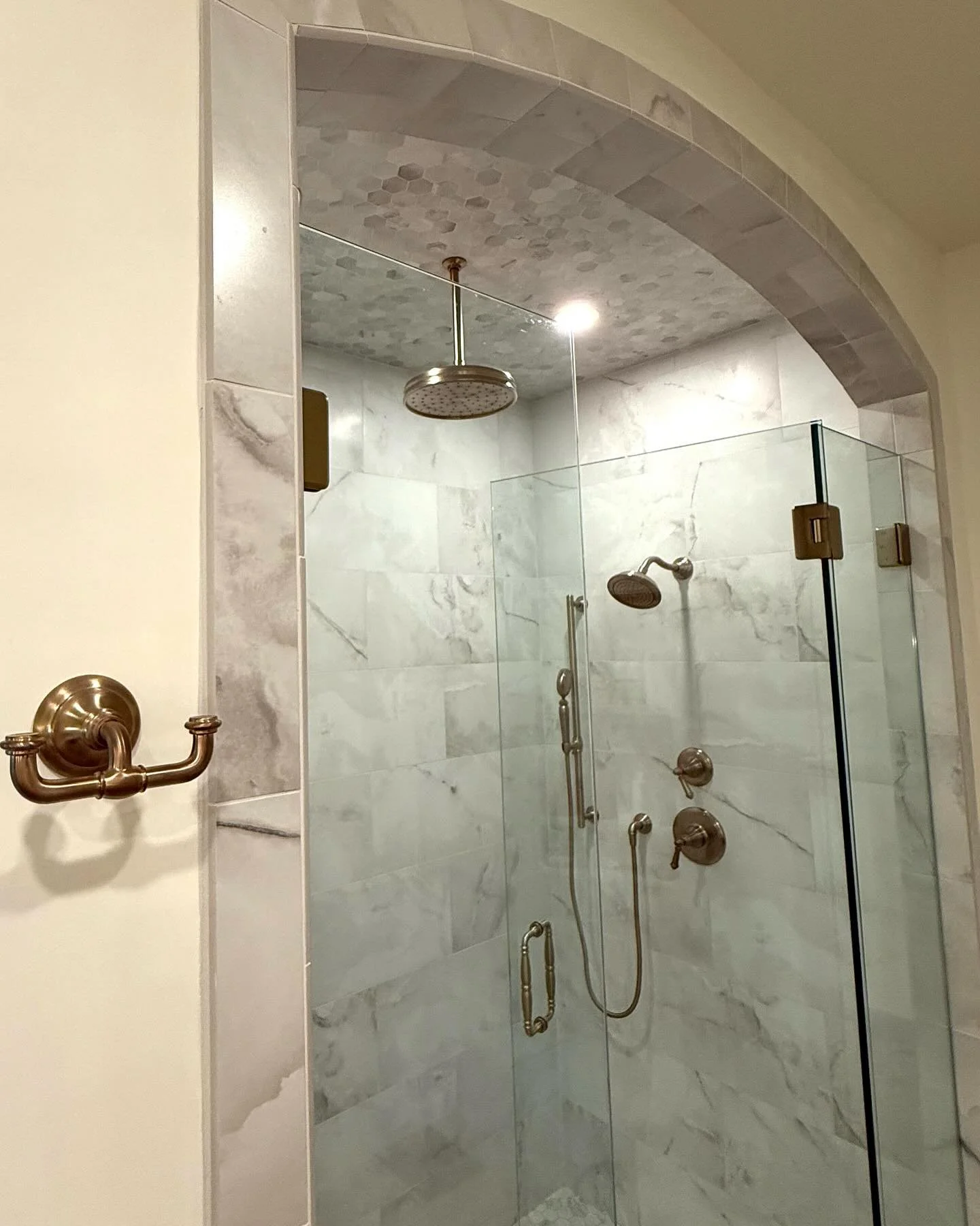 Timeless arched entry. ❤️ 

#KR2Construction #LuxuryBathrooms #CustomTileWork #HighEndRemodel #AttentionToDetail #StPetersburgFL #BathroomDesign #RenovationExcellence #BuiltByKR2