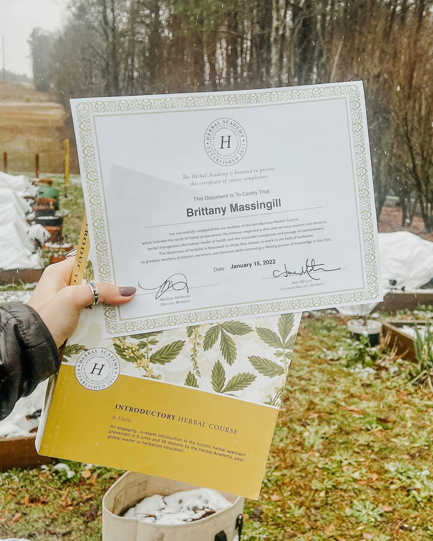 Completing the @herbalacademy Introductory Herbal Course has been on my wish list for a long time✅

I decided to knock it out this winter before the spring garden season began - spending every free moment the past few weeks studying up.

Really looki