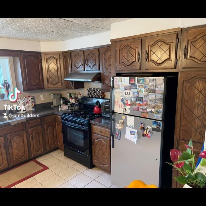 Another kitchen transformation by the team
~
We brought this kitchen into 2022 and out of 1981 with navy blue cabinets, gold fixtures and quartz counter tops.
~
Stay tuned for the next one!!