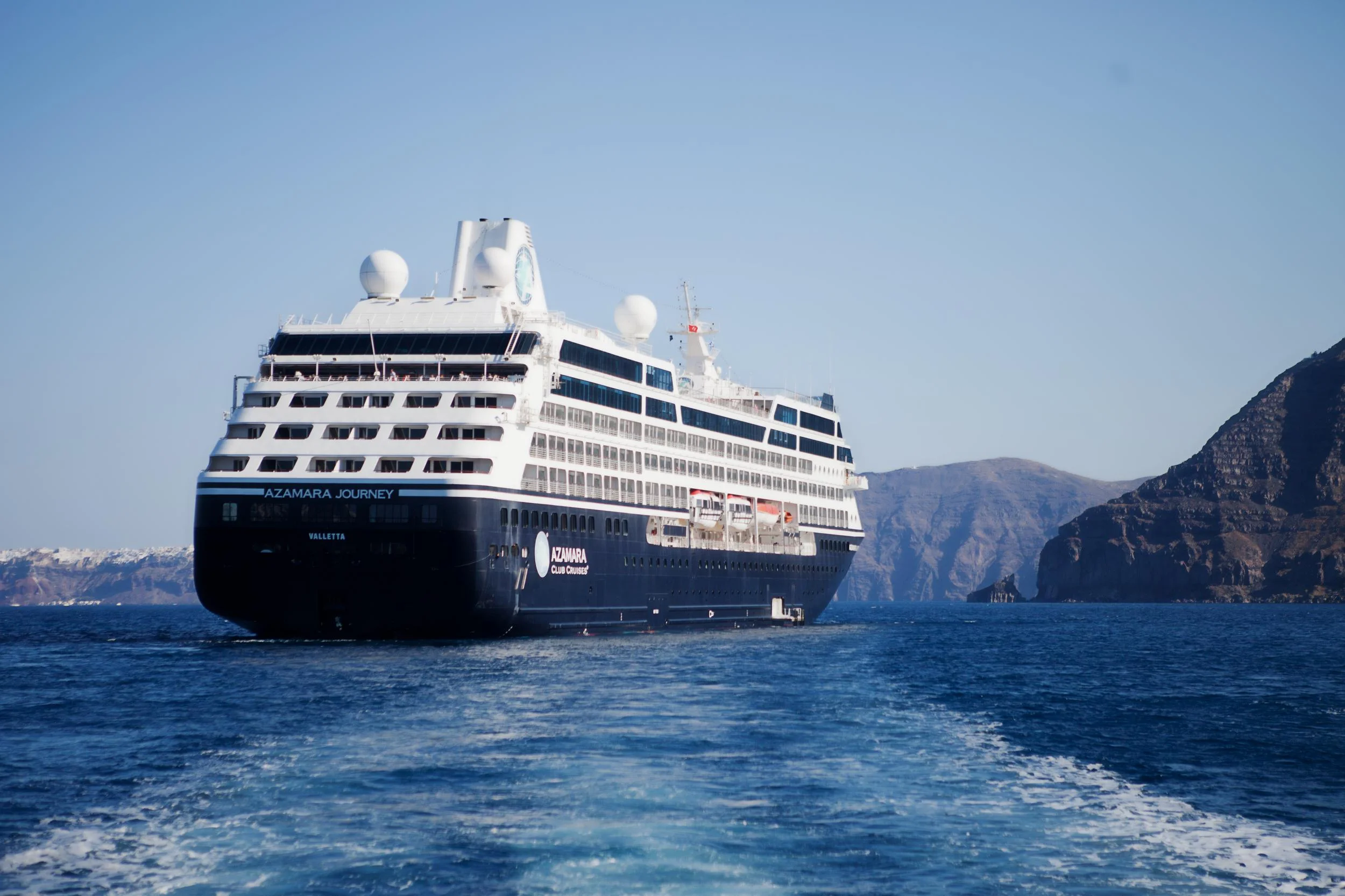 Azamara Journey vollständig sichtbar auf See