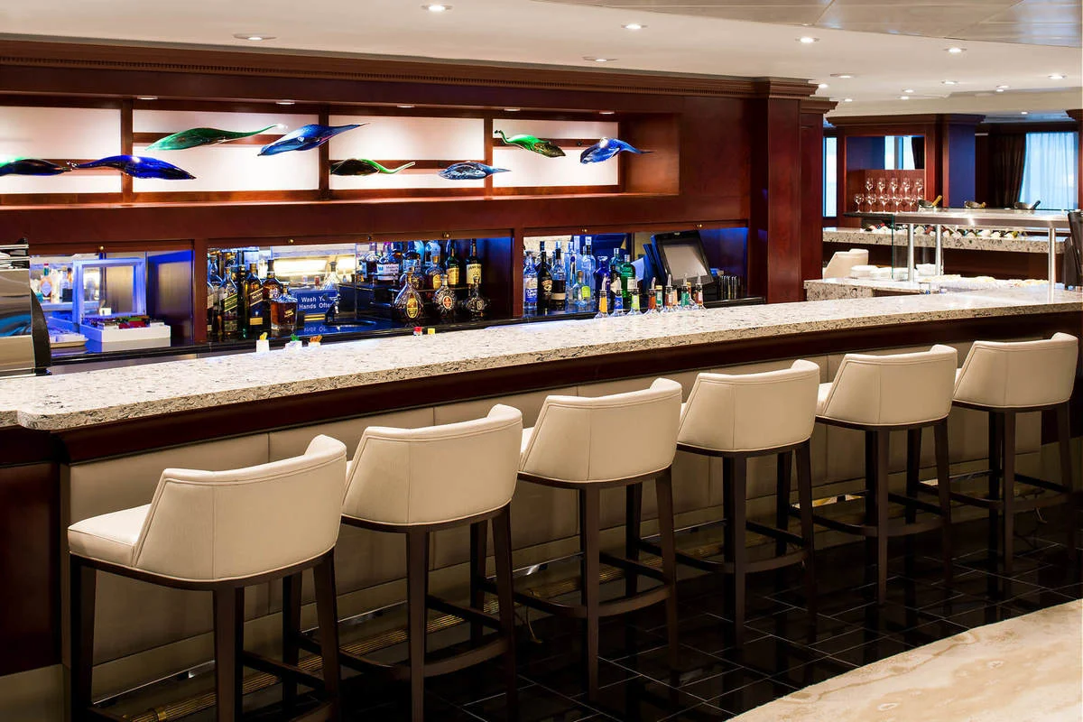 Azamara Bar an Bord