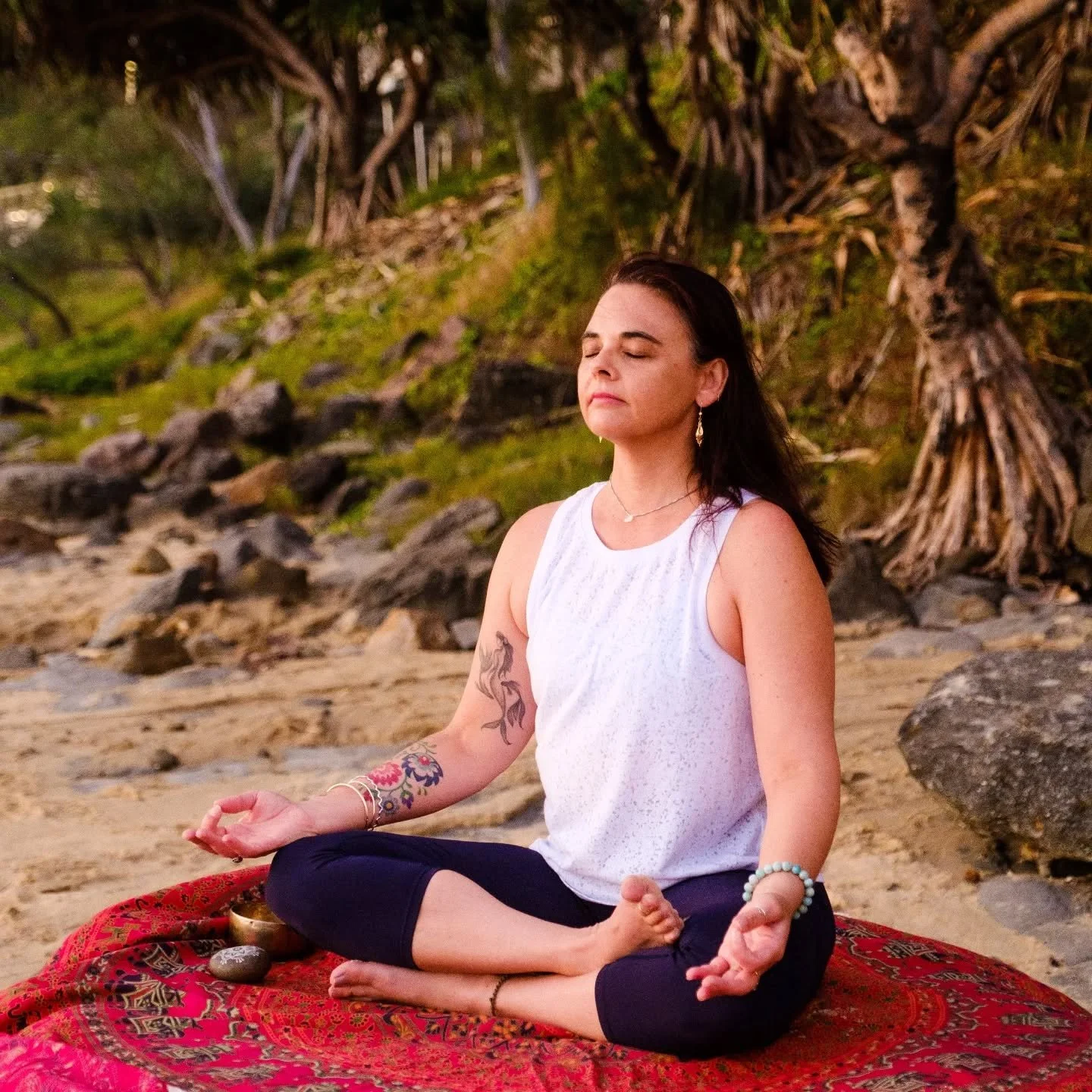 I used to struggle with

Meditation 

My expectations were unrealistic 

I thought my mind had to be completely quiet + still 

I was frustrated when my mind wandered

Then I realised rather than pushing away 
thoughts + distractions,
fighting agains