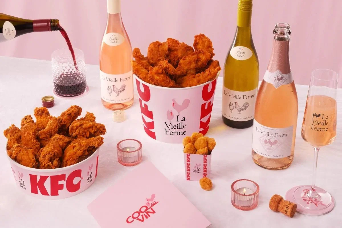  KFC fried chicken paired with La Vieille Ferme rosé and white wines on a pink table setting, showcasing a food and wine pairing collaboration. 
