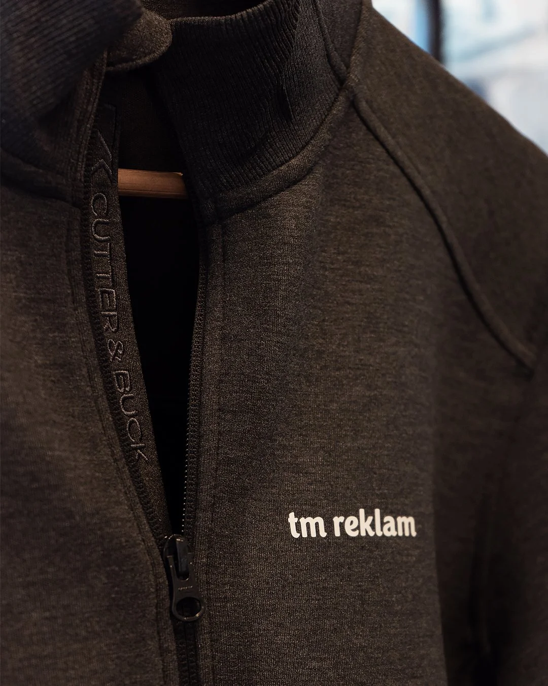 Cutter & Buck 🤝 TM Reklam. Vi vill slå ett slag för en av höstens nyheter. Ni har koll på att Pemberton finns som full zip, nu finns den även med half zip. Ett mångsidigt plagg i stretchigt dubbelstickat tyg som