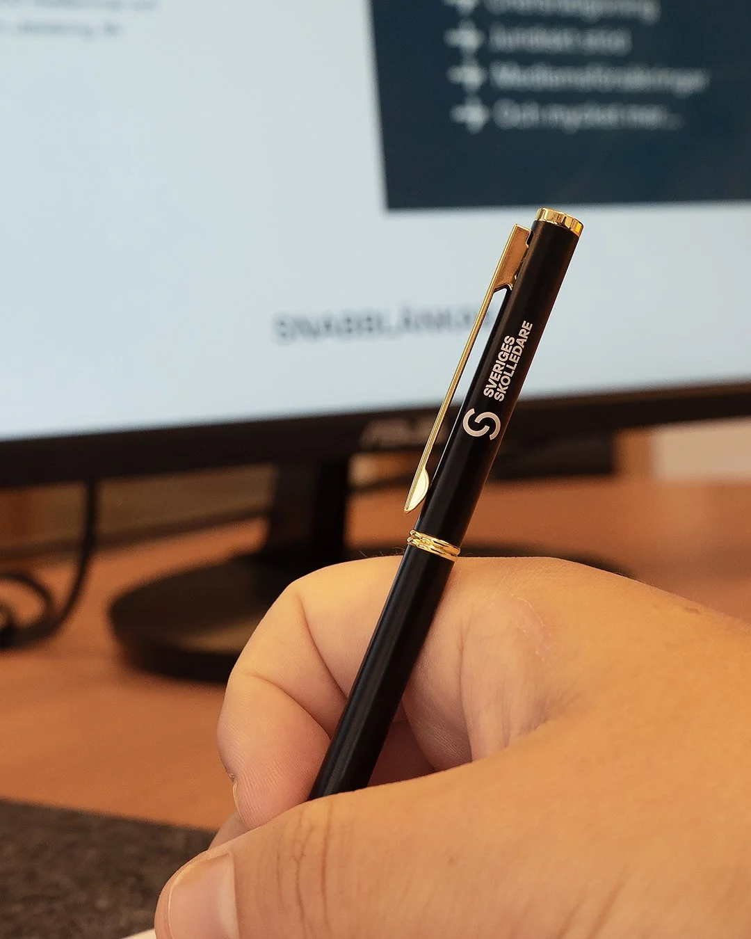 This just in! Vi har tagit fram ett antal nya produkter till Sveriges Skolledare och här presenterar vi två utav dem 🖊️🍴
#tmreklam #newwaveprofile #presentreklam #profilreklam #profilmaterial #sverigesskolledare #penna #matlåda